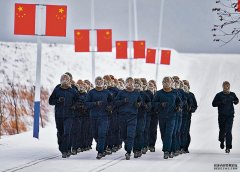 陆军某边防连东极哨所:战位迎朝阳 风雪